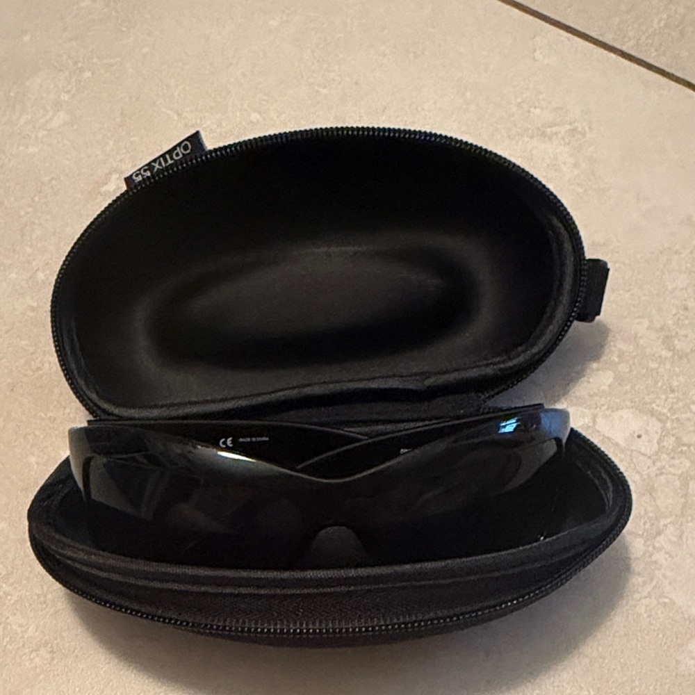 DKNY Tortoise Shell Sunglasses with Black Case - Picture 8 of 9